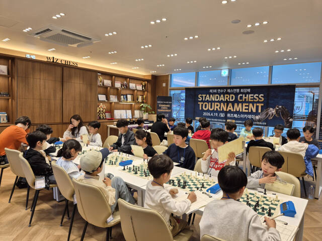 최근 연수구 위즈체스아카데미에서 열린 ‘제3회 연수구체스연맹 회장배 스탠다드 체스대회’에서 선수들이 경기에 집중하고 있다. 연수구체스연맹 제공